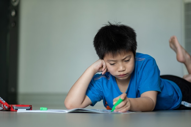 ragazzo che fa i compiti, carta da lettere per bambini, concetto di educazione, ritorno a scuola