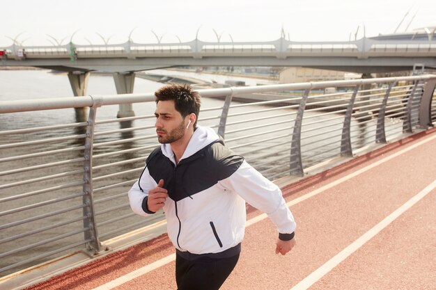 Ragazzo che fa jogging