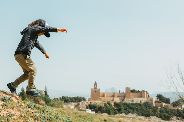 Ragazzo che fa un grande salto