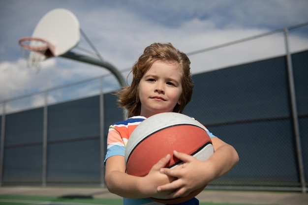 Ragazzo che gioca a basket ragazzo che si prepara per il basket che spara ai bambini di basket con uno stile di vita attivo