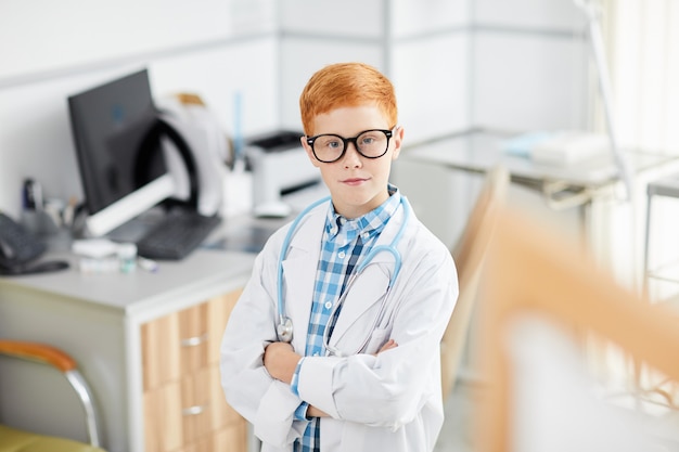 Ragazzo che gioca al dottore in clinica