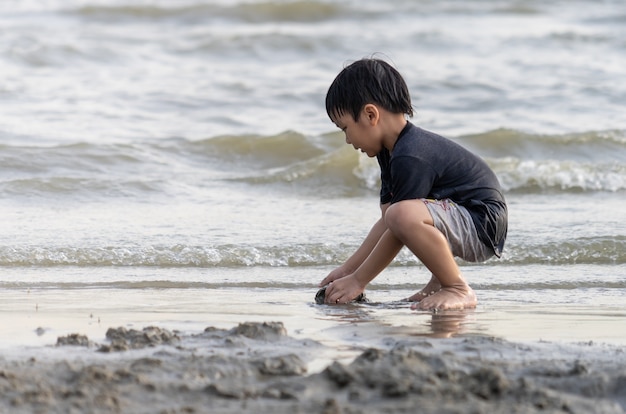 Ragazzo che gioca al mare in vacanza in vacanza al mare