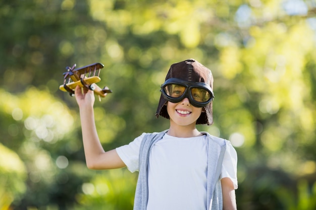 Ragazzo che gioca con un aeroplanino giocattolo