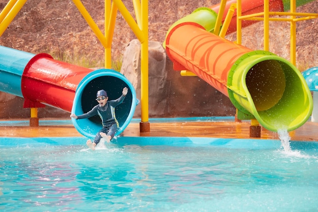 Ragazzo che gioca in piscina al parco giochi