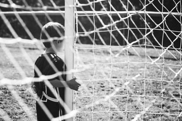 Ragazzo che gioca sul campo da calcio