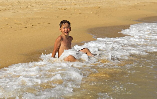 Ragazzo che gioca tra le onde