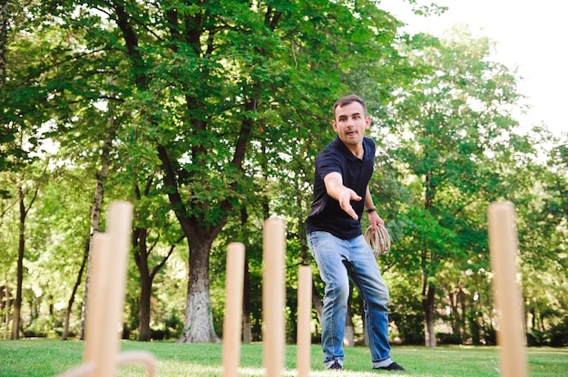 Ragazzo che gioca un gioco gettando anelli all'aperto nel parco estivo.