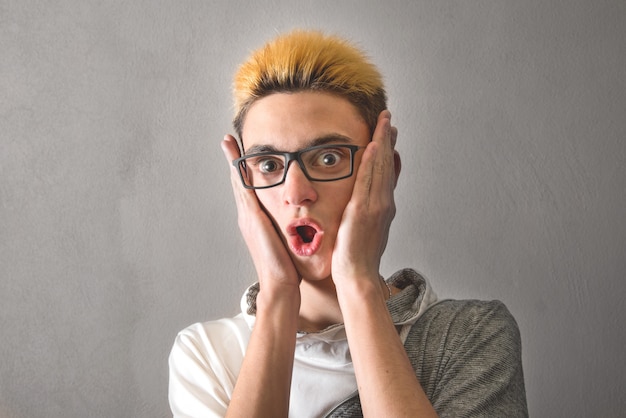 Ragazzo che gli mette le mani in faccia