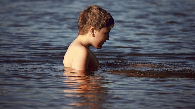 Ragazzo che guarda il mare