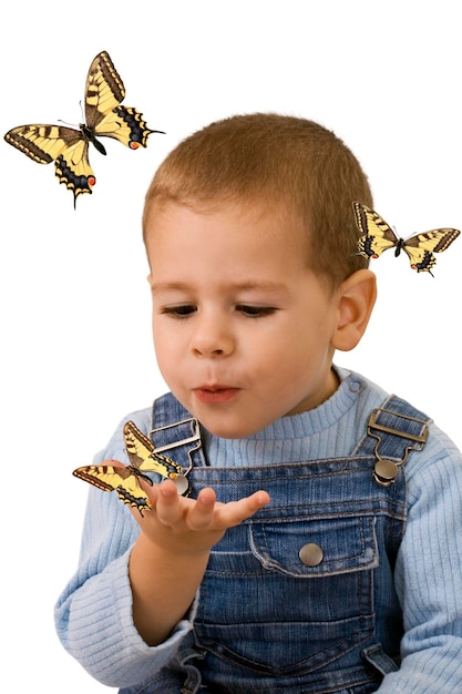 Ragazzo che guarda la farfalla