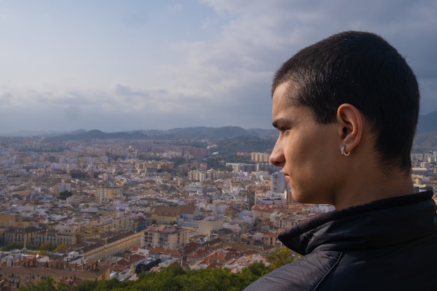 Ragazzo che guarda lateralmente alla città di Malaga in Spagna.