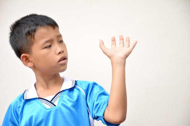 ragazzo che guarda le mani