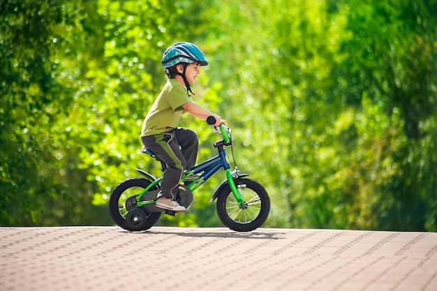 Ragazzo che guida la bici in un casco