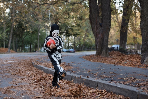 Ragazzo che indossa un costume da scheletro per Halloween