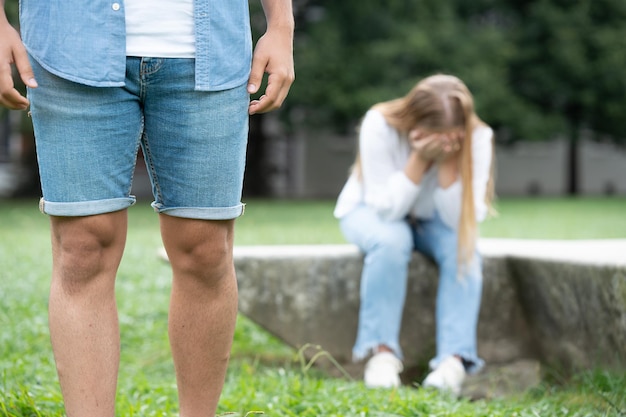 Ragazzo che lascia la ragazza triste che piange da solo