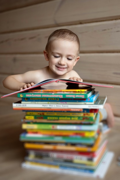 Ragazzo che legge libri