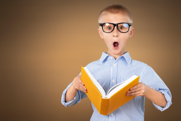 Ragazzo che legge libro interessante