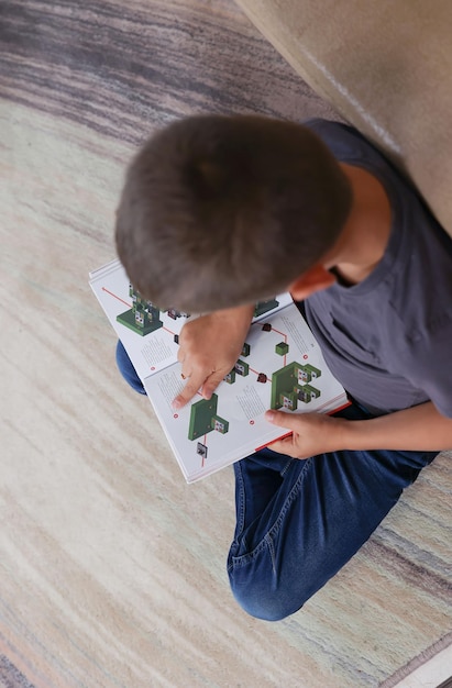 ragazzo che legge un libro, vista dall'alto