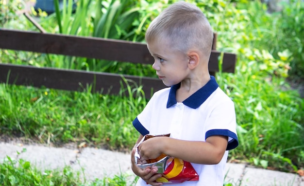 ragazzo che mangia patatine selettive focalizzazione natura