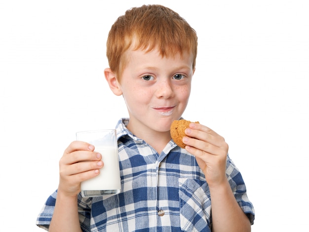 Ragazzo che mangia un biscotto