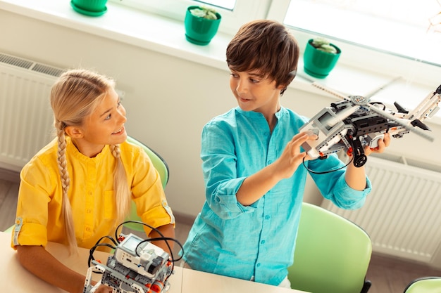 Ragazzo che mostra al suo compagno di classe il suo progetto nel lavoro