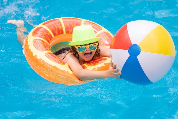Ragazzo che nuota e gioca in piscina Bambino che gioca in piscina Concetto di vacanza estiva Ritratto di bambini d'estate