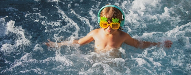 Ragazzo che nuota e gioca in una piscina