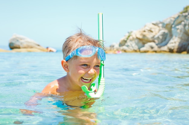 Ragazzo che nuota in mare