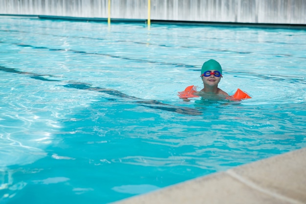 Ragazzo che nuota in piscina