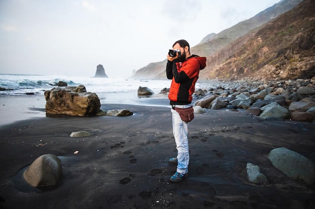 ragazzo che ottiene le foto sulla spiaggia