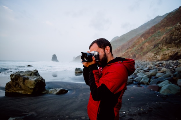 ragazzo che ottiene le foto sulla spiaggia