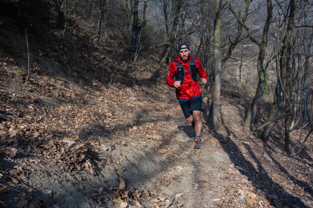 Ragazzo che pratica il trail running