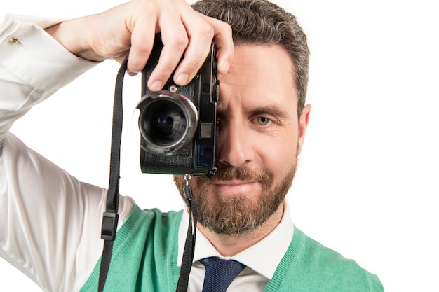 Ragazzo che prende la macchina fotografica con la macchina fotografica retrò isolata su sfondo bianco, copia spazio, fotografando