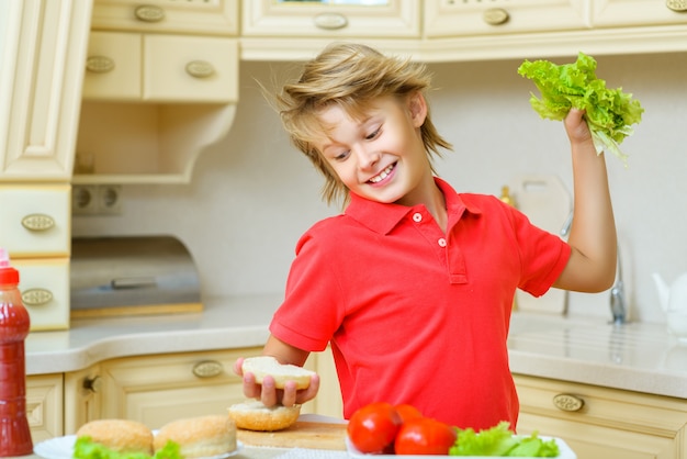 Ragazzo che prepara hamburger fatti in casa