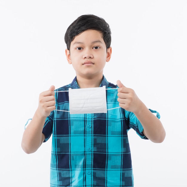 Ragazzo che prepara per indossare la maschera