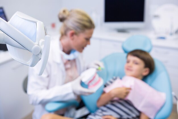 Ragazzo che riceve il trattamento dal dentista