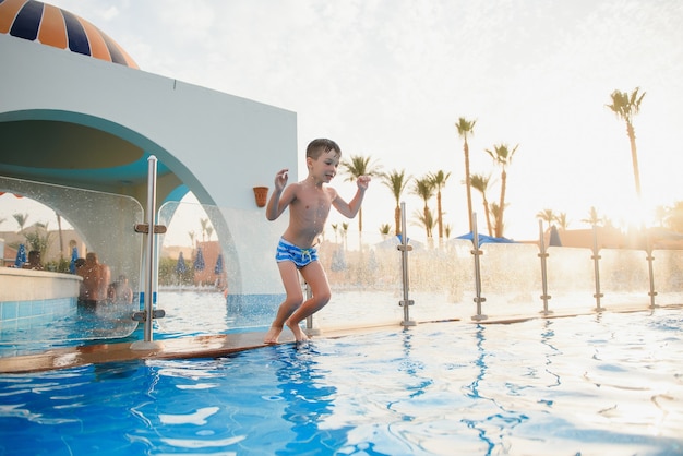 Ragazzo che salta in piscina