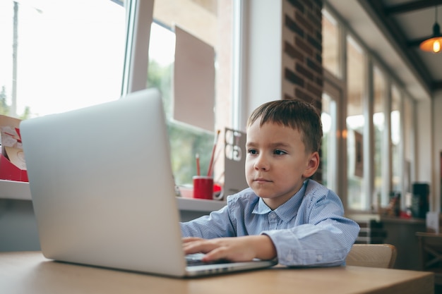 Ragazzo che scrive sul computer portatile