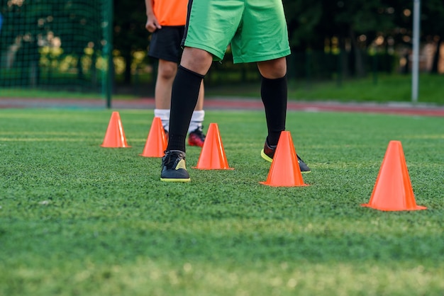 Ragazzo che si allena su un campo di calcio