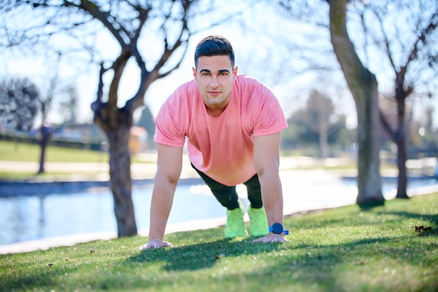 ragazzo che si esercita in un parco