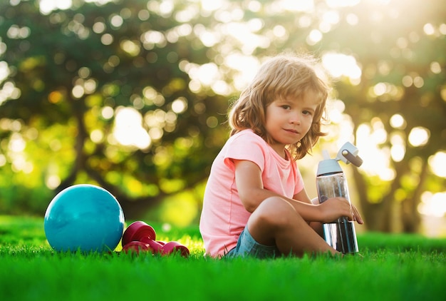 Ragazzo che si esercita nella salute del bambino del parco