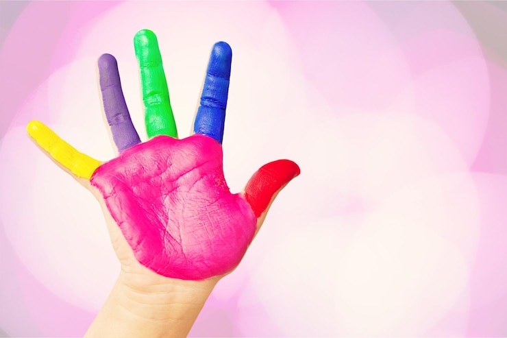 Foto ragazzo che si gode la sua mano di pittura