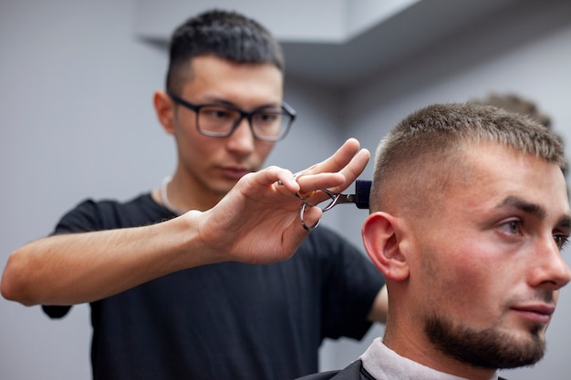 Ragazzo che si taglia i capelli in un barbiere