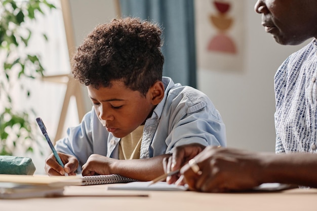 Ragazzo che studia con l'insegnante a casa