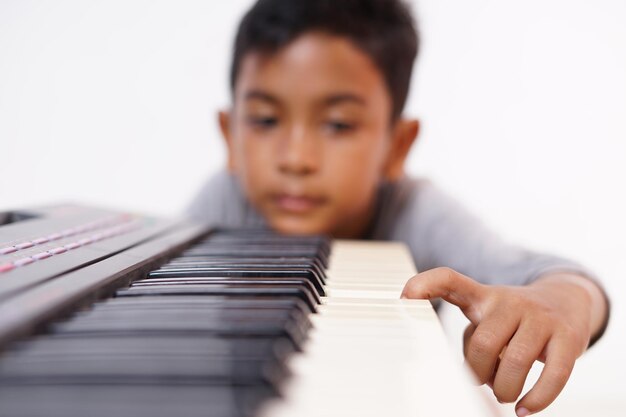 ragazzo che suona il pianoforte su uno sfondo bianco