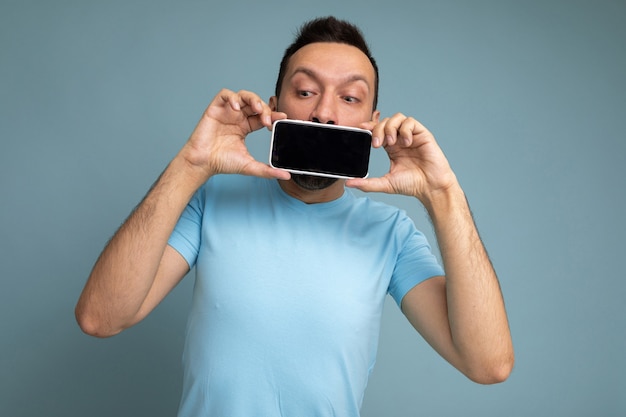 ragazzo che tiene la mano del telefono moderno