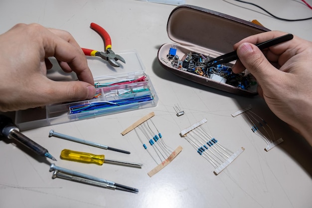 Ragazzo che tiene le parti elettroniche con la mano