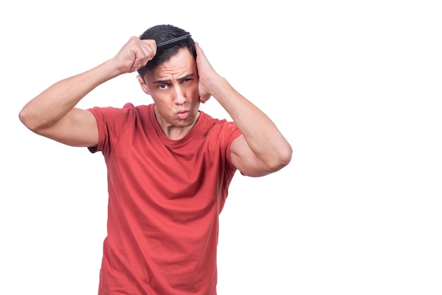 Ragazzo che tocca la testa e si spazzola i capelli in studio