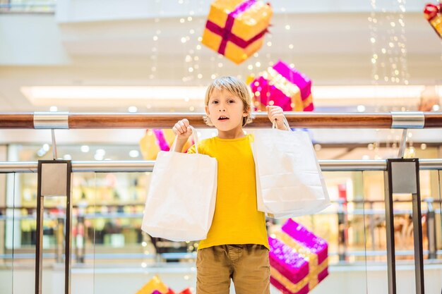 Ragazzo con acquisti nel negozio di Capodanno Vendita di Natale venerdì nero