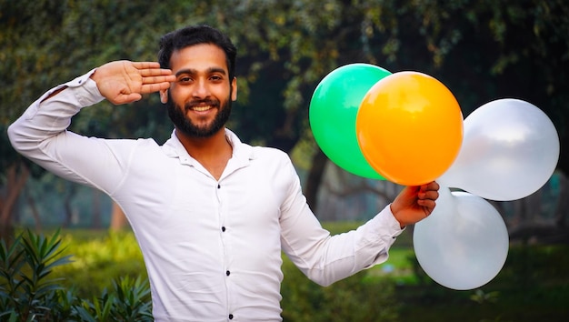 Ragazzo con albero indiano color ballloon india Festa della Repubblica IMMAGINI 26 gennaio 15 AGOSTO Immagini di celebrazione